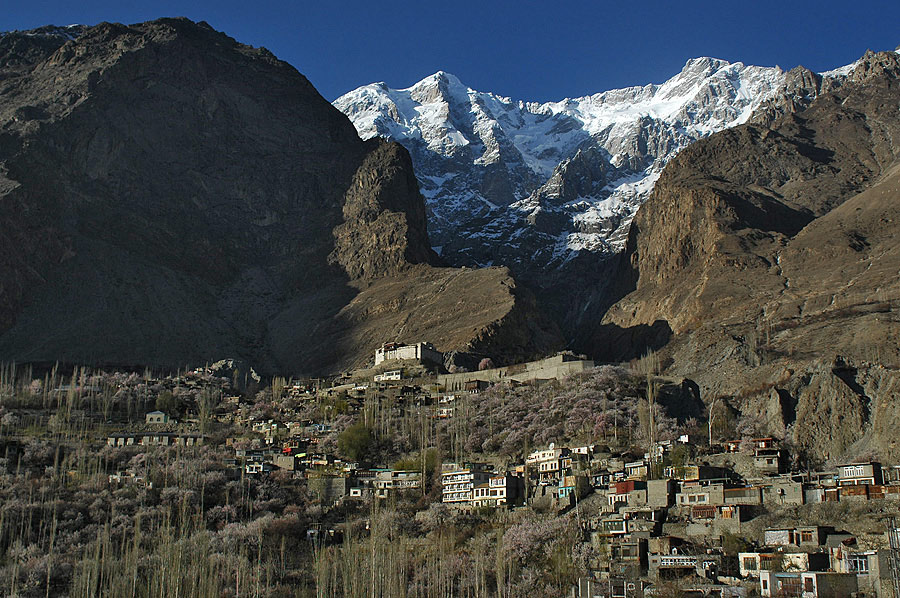 Karimabad, w tle Ultar Peak (Indie, Pakistan, Iran 2007, część pierwsza)
